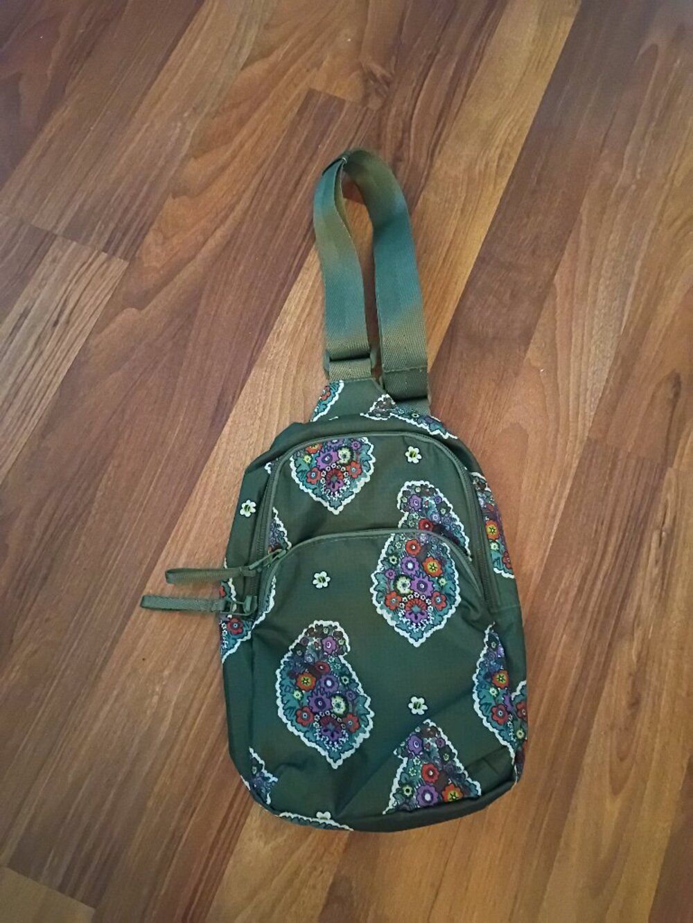 NWOT Vera Bradley Kew Gardens Green Small Sling Bag
